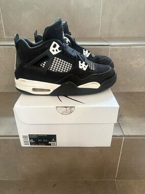 AIR JORDAN 4 RETRO (GS) BLACK/WHITE SIZE 6Y